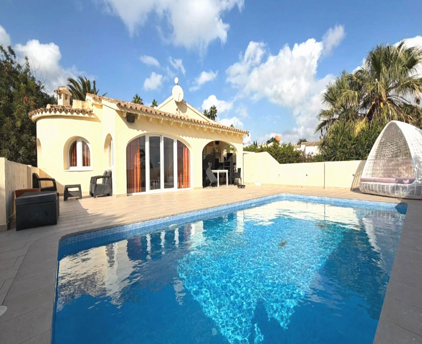 Elegante villa con piscina y privilegiadas vistas al Peñón de Ifach