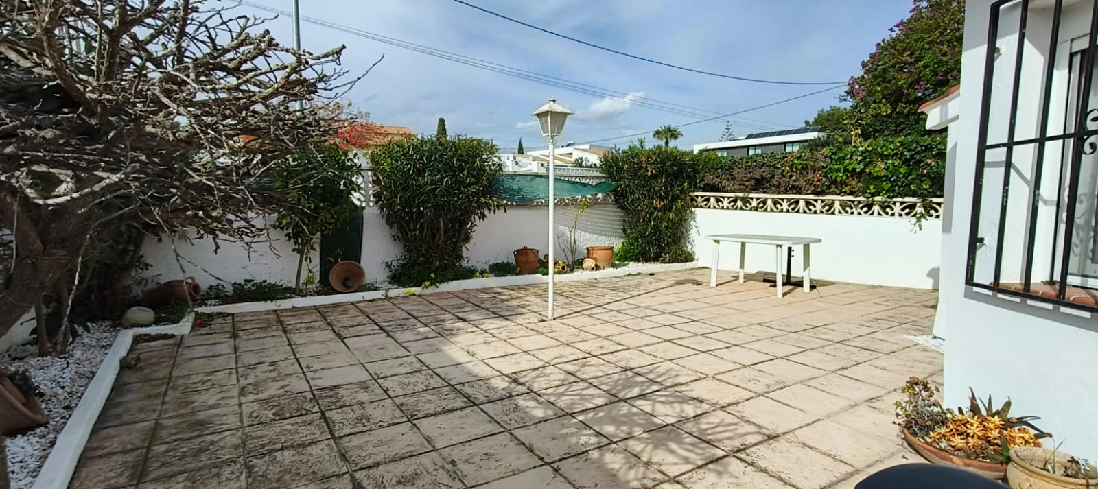 Apartamento con jardín, vistas abiertas, piscina y tenis comunitaria a 1 km del centro y del mar