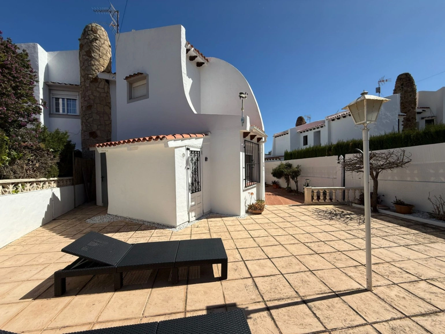 Apartamento con jardín, vistas abiertas, piscina y tenis comunitaria a 1 km del centro y del mar