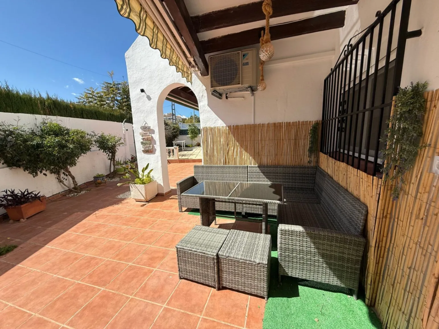 Apartamento con jardín, vistas abiertas, piscina y tenis comunitaria a 1 km del centro y del mar