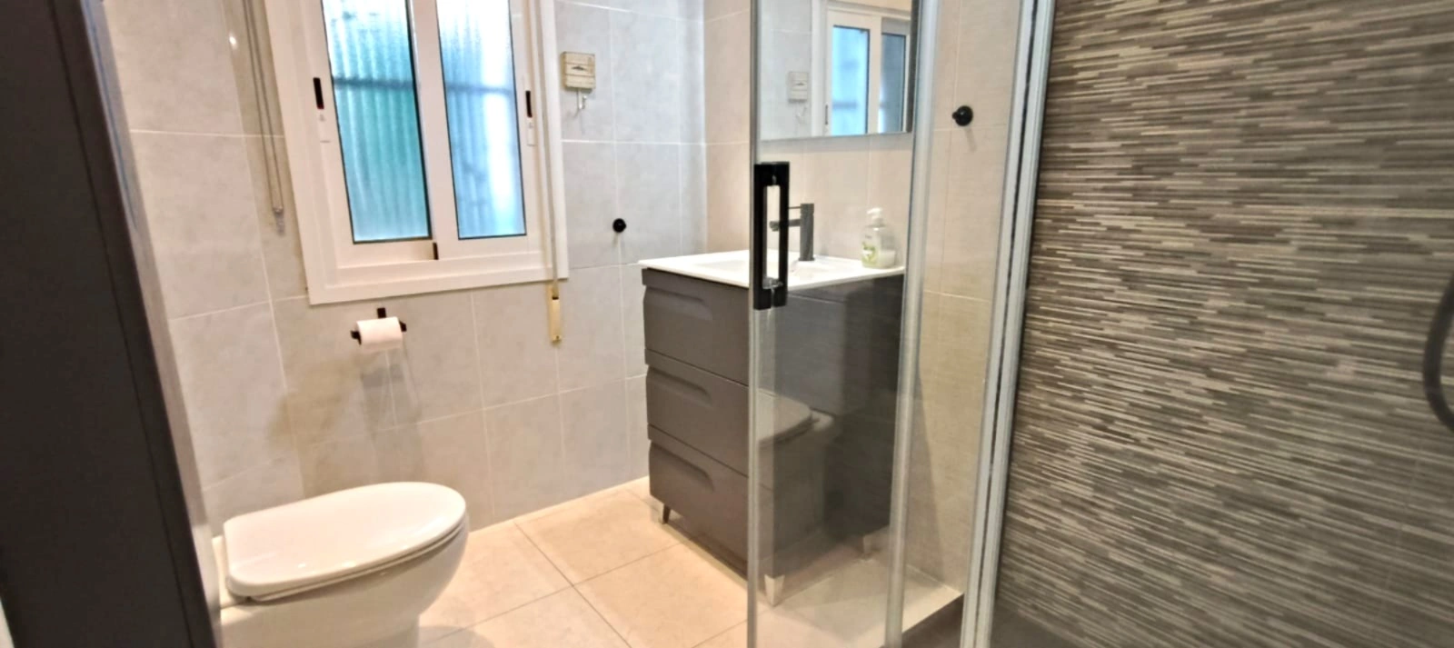 Apartamento con jardín, vistas abiertas, piscina y tenis comunitaria a 1 km del centro y del mar