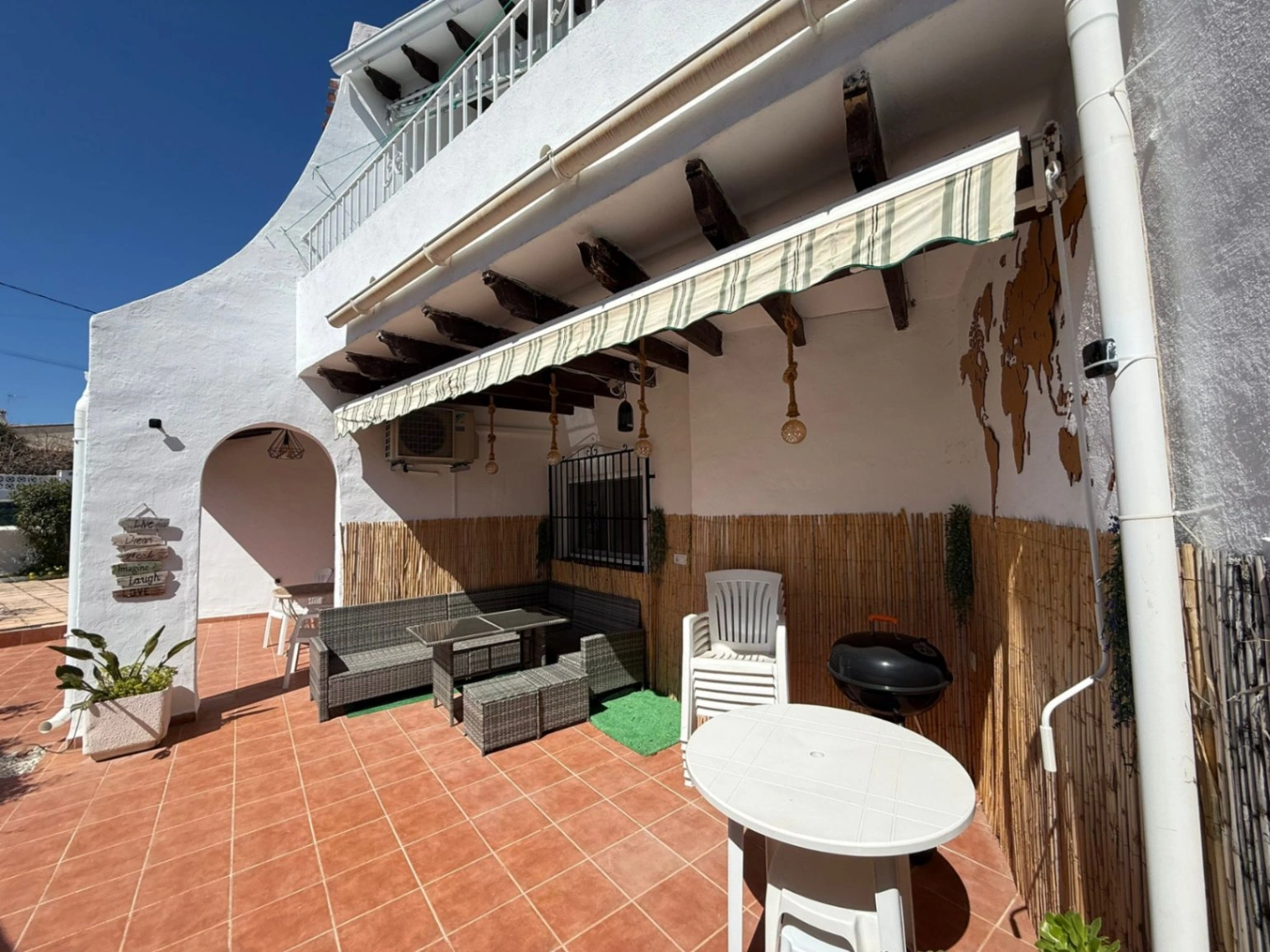 Apartamento con jardín, vistas abiertas, piscina y tenis comunitaria a 1 km del centro y del mar