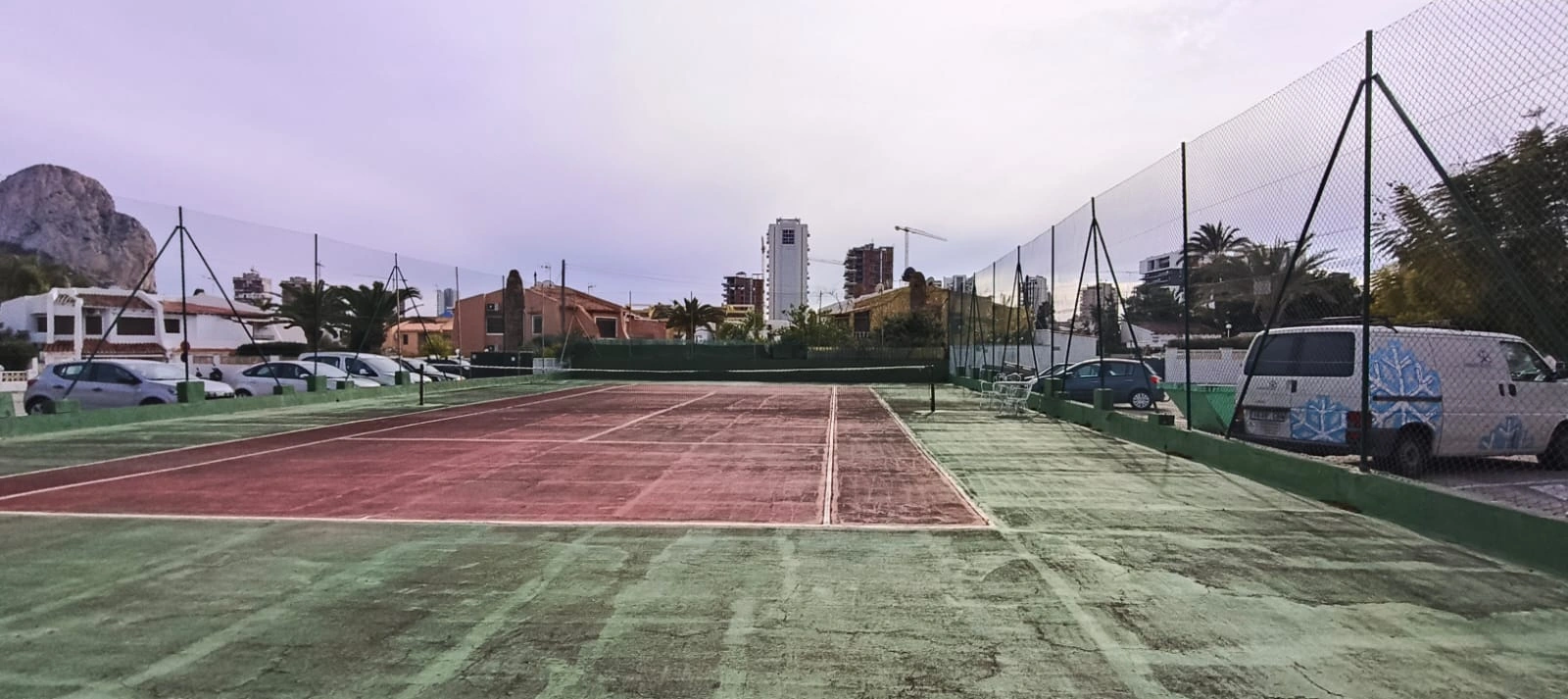Apartamento con jardín, vistas abiertas, piscina y tenis comunitaria a 1 km del centro y del mar