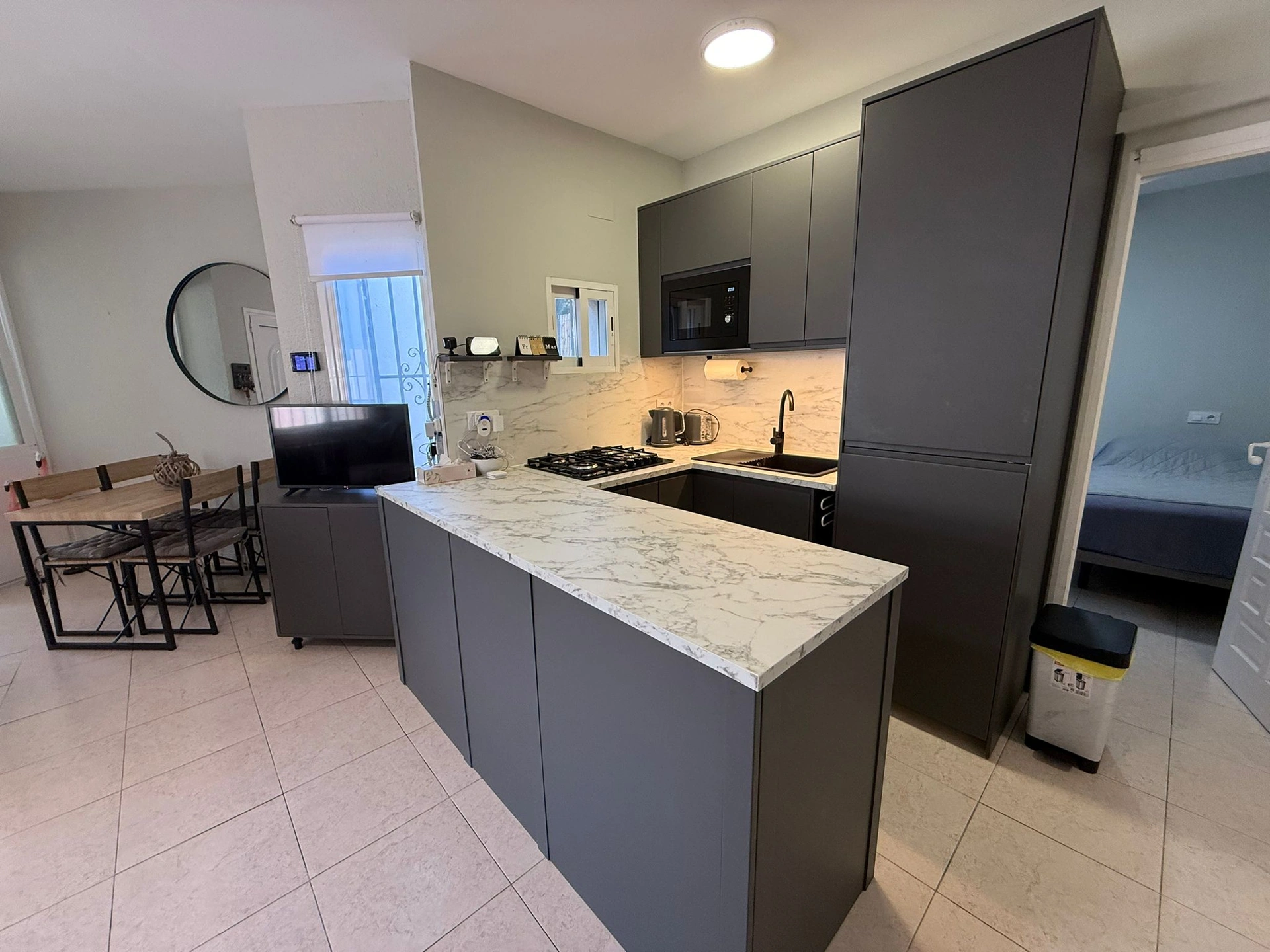 Apartamento con jardín, vistas abiertas, piscina y tenis comunitaria a 1 km del centro y del mar
