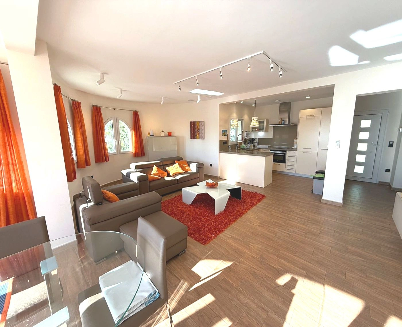 Elegante villa con piscina y privilegiadas vistas al Peñón de Ifach
