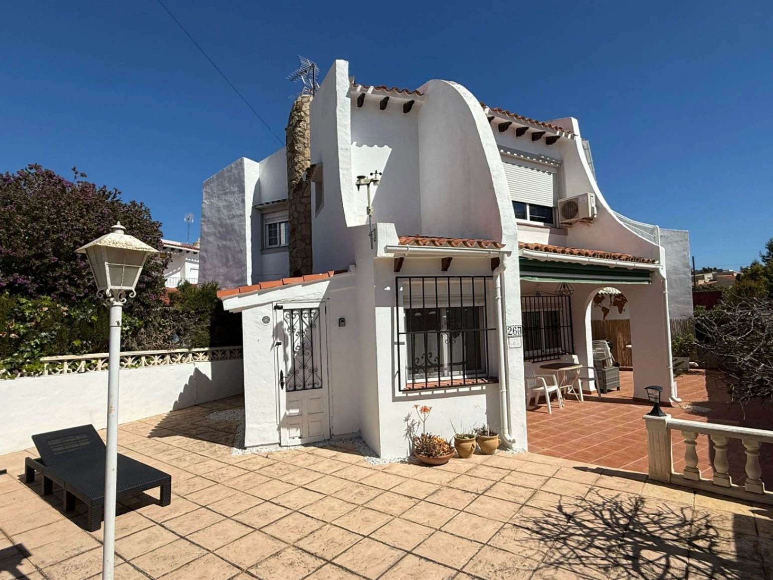 Apartamento con jardín, vistas abiertas, piscina y tenis comunitaria a 1 km del centro y del mar