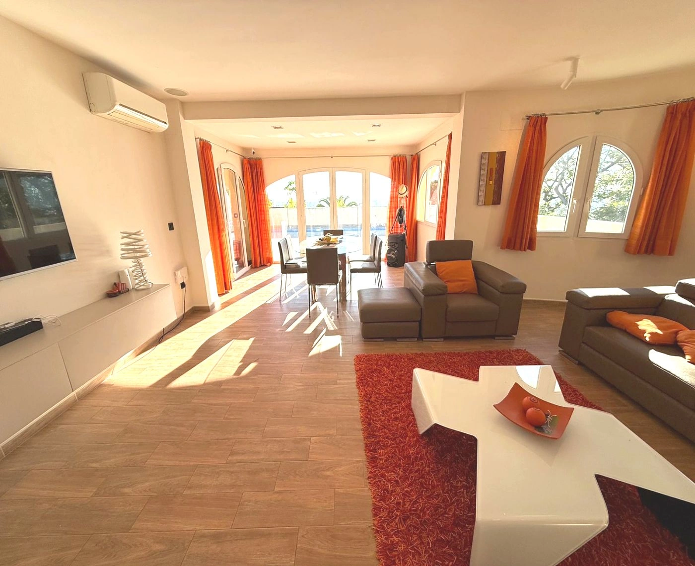 Elegante villa con piscina y privilegiadas vistas al Peñón de Ifach
