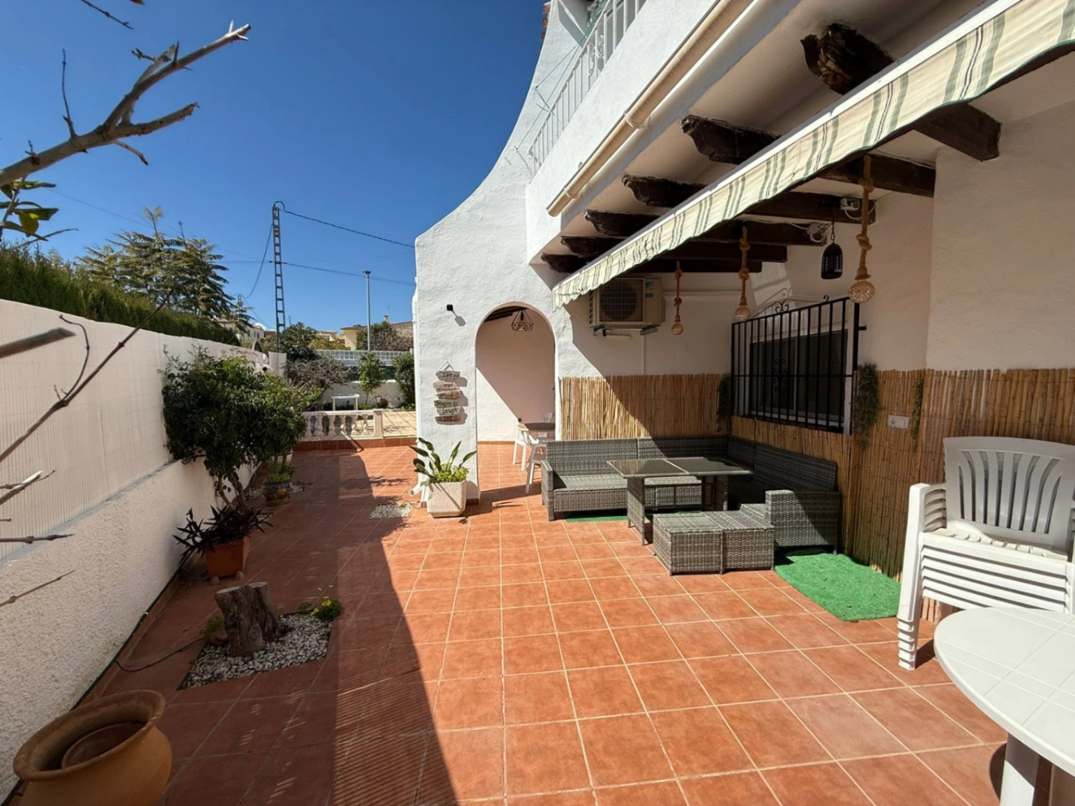 Apartamento con jardín, vistas abiertas, piscina y tenis comunitaria a 1 km del centro y del mar