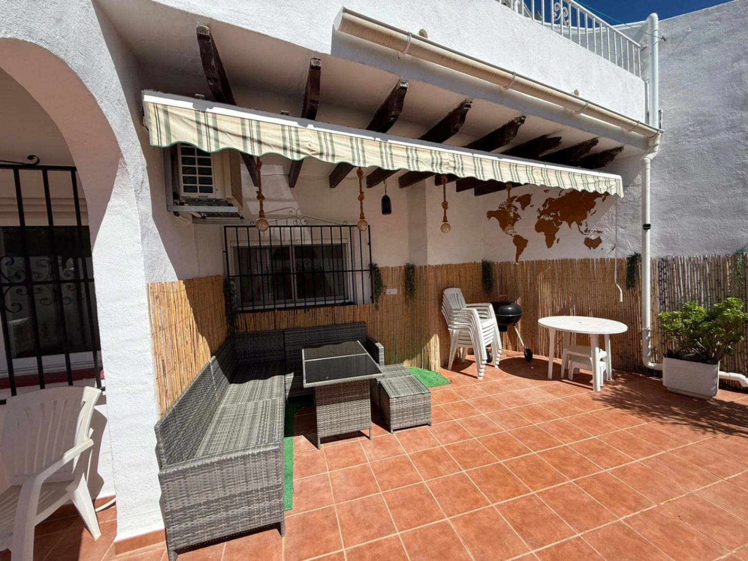 Apartamento con jardín, vistas abiertas, piscina y tenis comunitaria a 1 km del centro y del mar