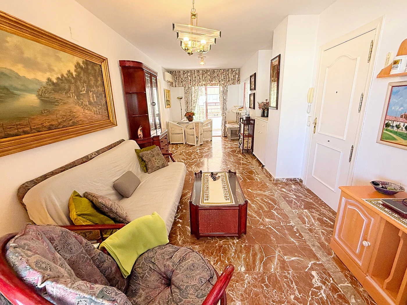 Apartamento en Primera Línea de Playa en Calpe con Vistas al Mar y Parking Incluido