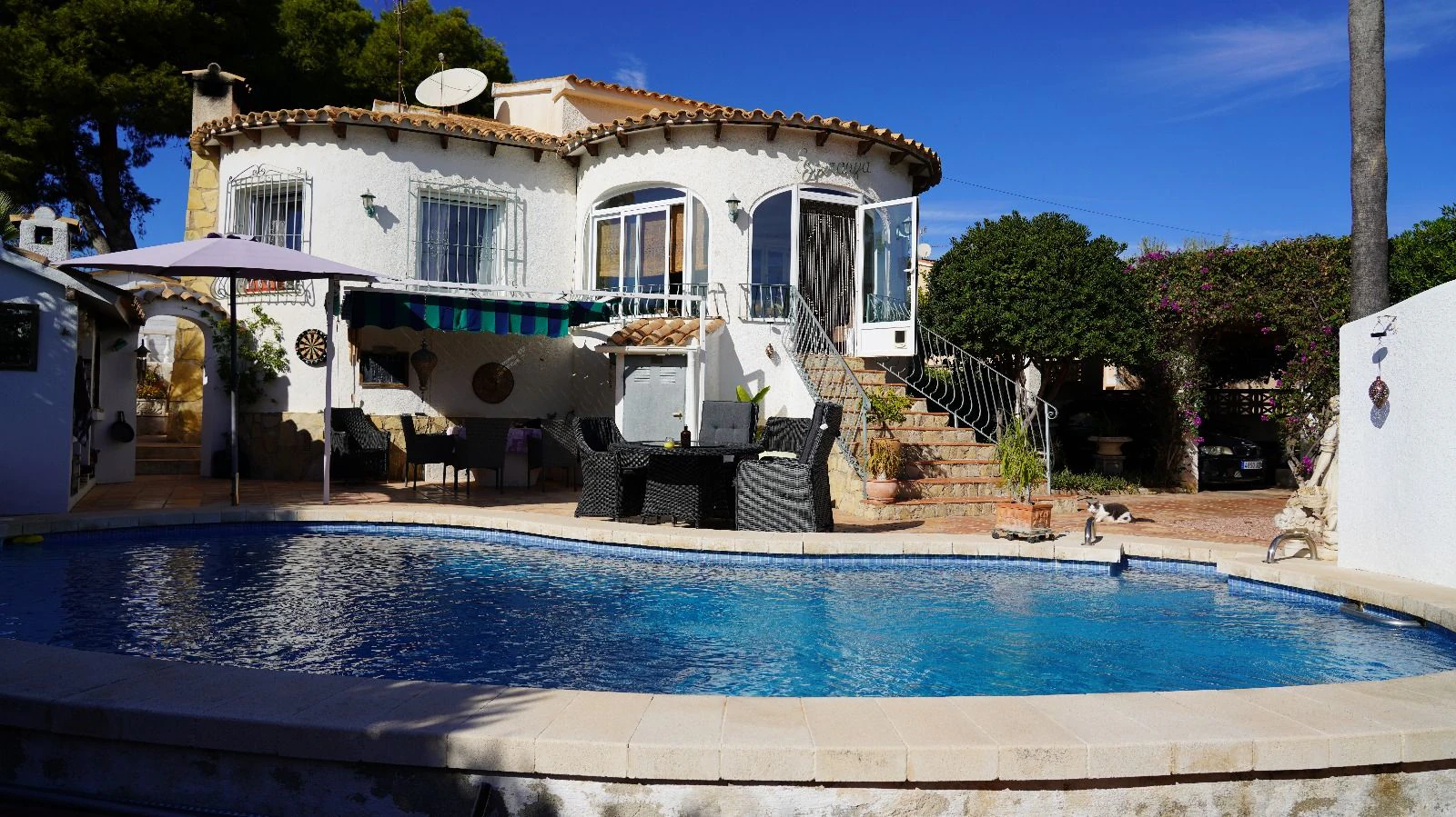 Villa situada a un paso de la playa Arenal con jardín