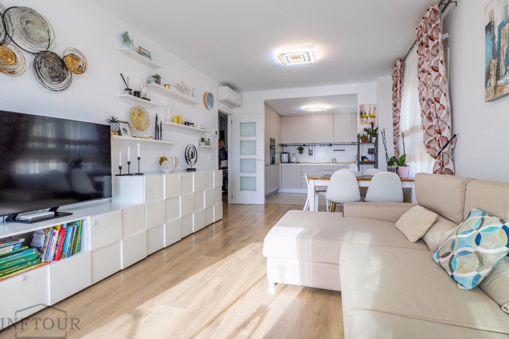 Piso en Calpe con vistas al mar y piscina – 2 dormitorios, terraza y parking