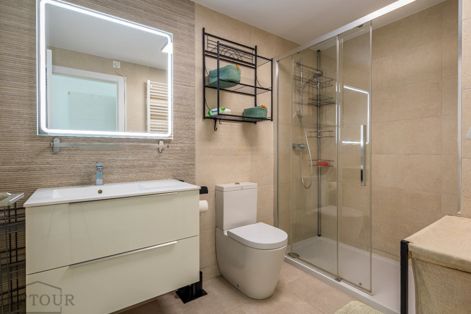 Piso en Calpe con vistas al mar y piscina – 2 dormitorios, terraza y parking