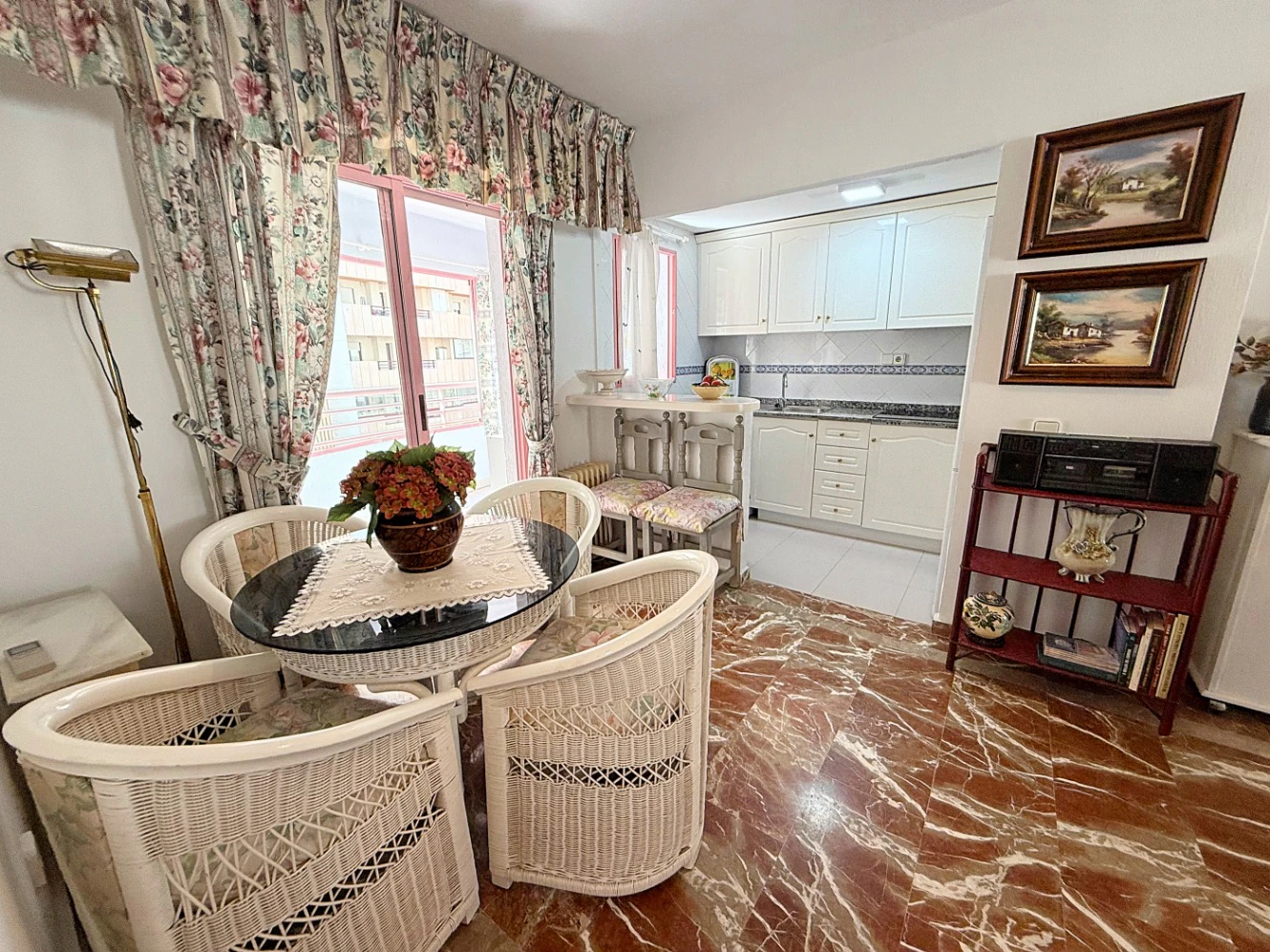 Apartamento en Primera Línea de Playa en Calpe con Vistas al Mar y Parking Incluido