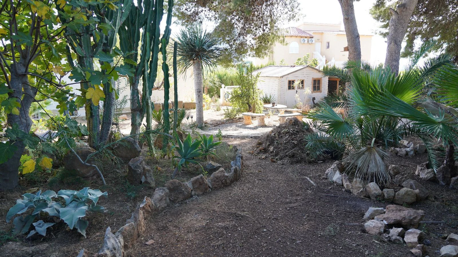Villa situada a un paso de la playa Arenal con jardín
