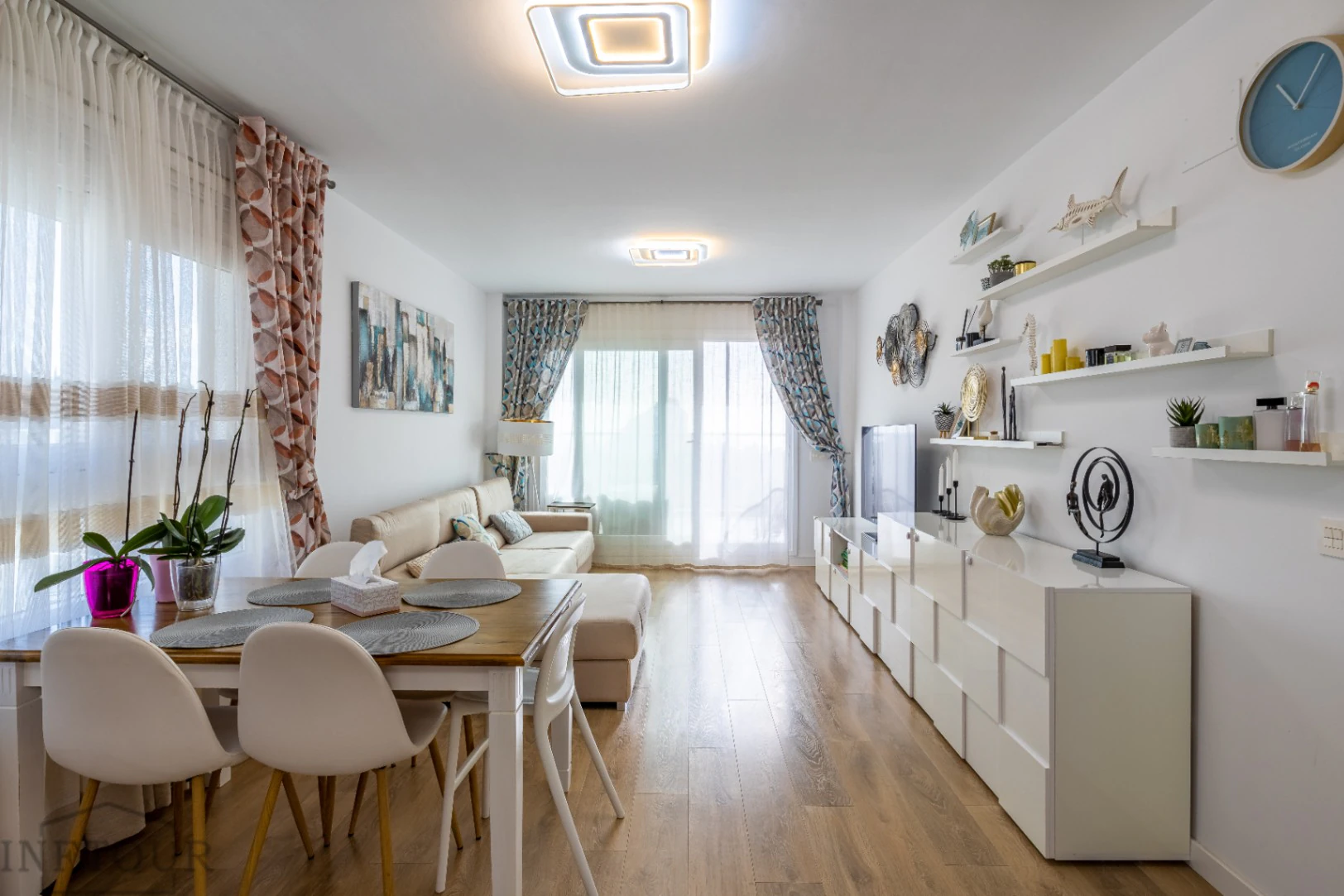 Piso en Calpe con vistas al mar y piscina – 2 dormitorios, terraza y parking