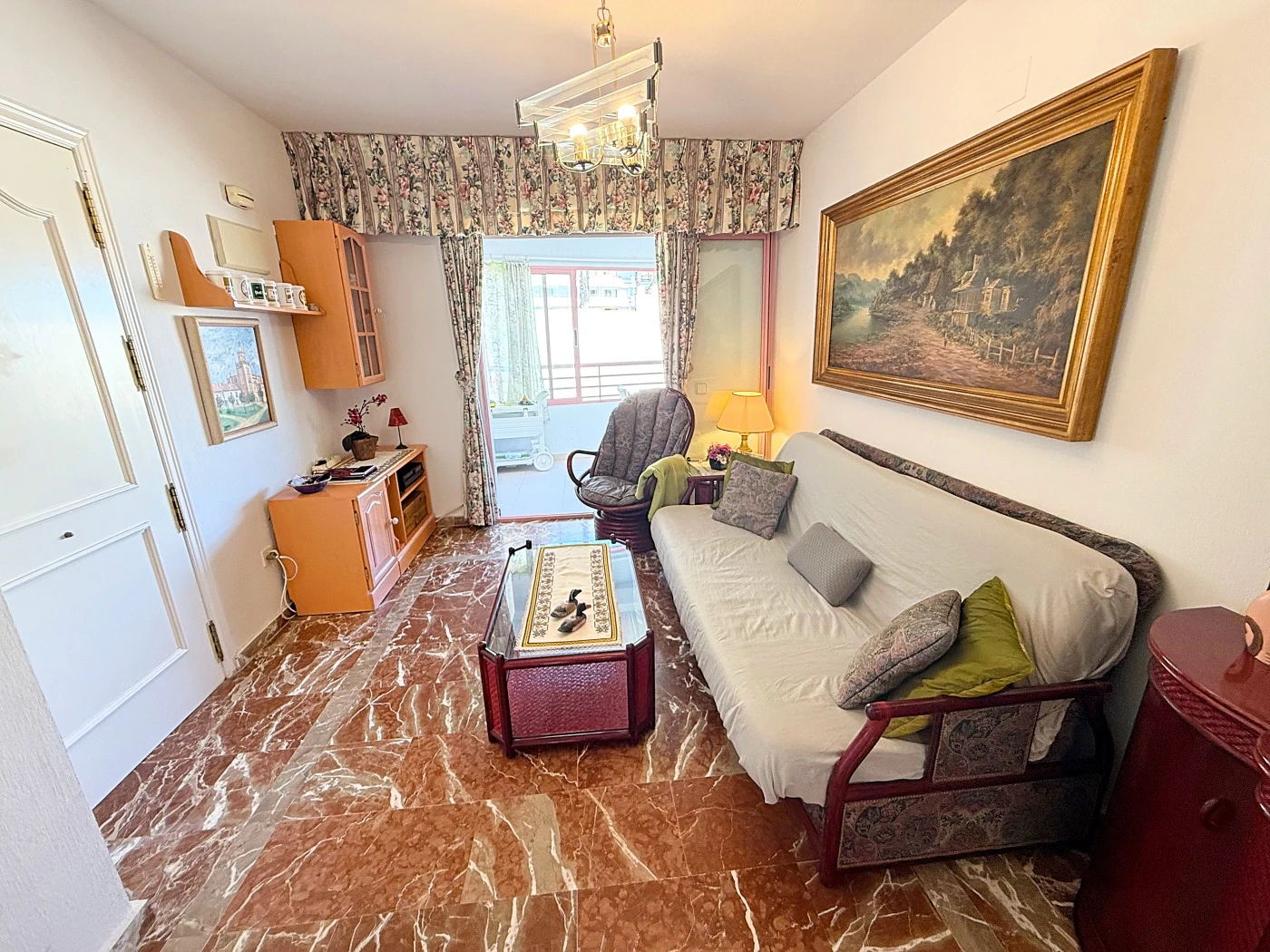 Apartamento en Primera Línea de Playa en Calpe con Vistas al Mar y Parking Incluido