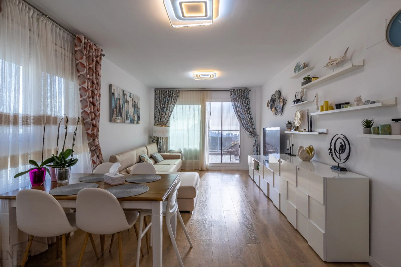 Piso en Calpe con vistas al mar y piscina – 2 dormitorios, terraza y parking