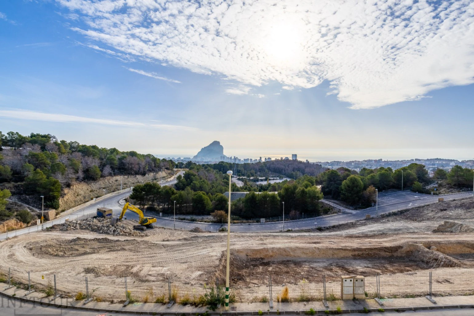 Piso en Calpe con vistas al mar y piscina – 2 dormitorios, terraza y parking