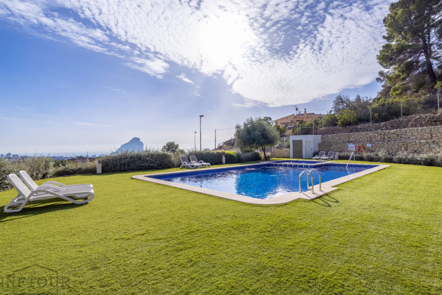 Piso en Calpe con vistas al mar y piscina – 2 dormitorios, terraza y parking
