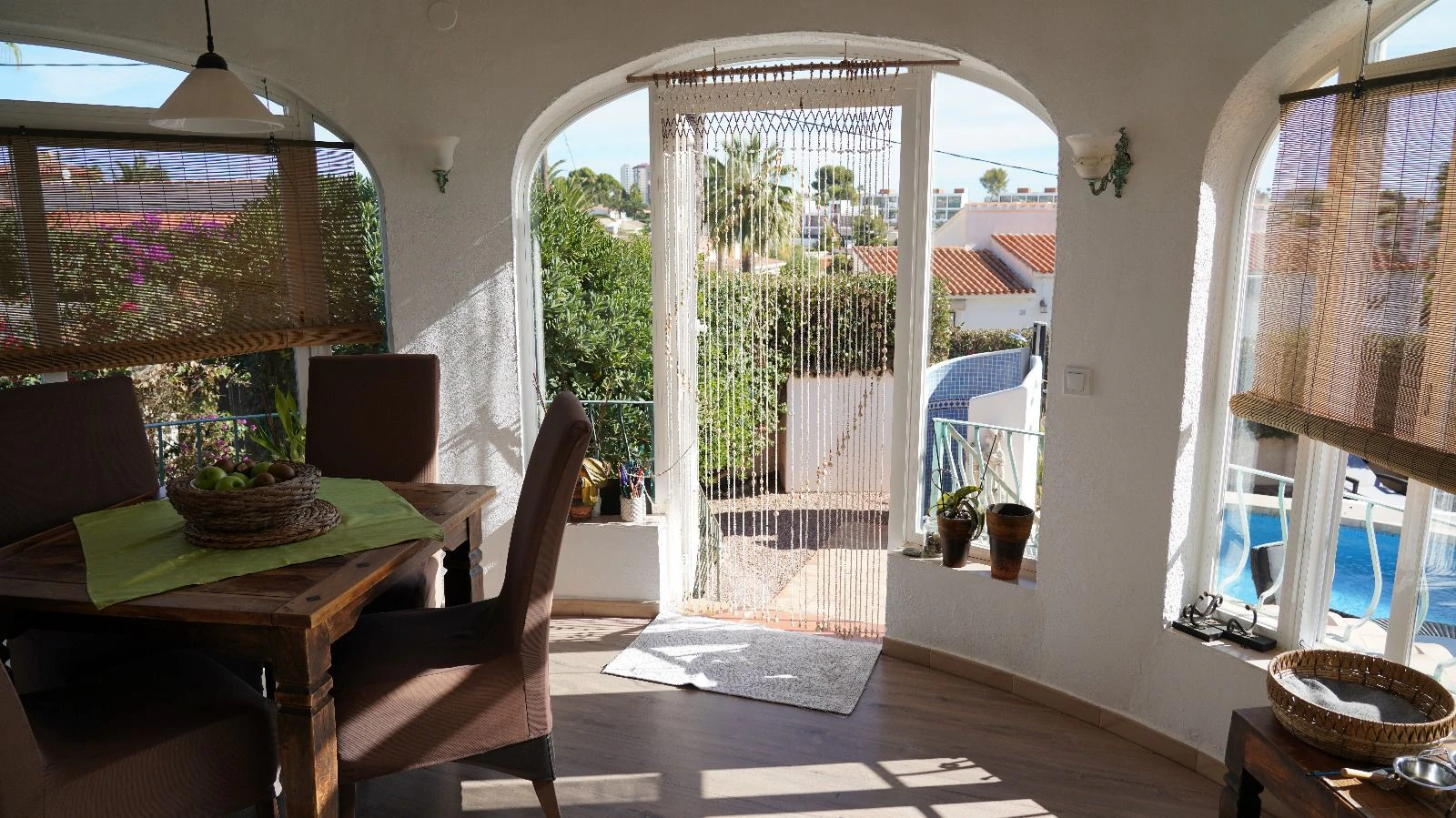 Villa situada a un paso de la playa Arenal con jardín
