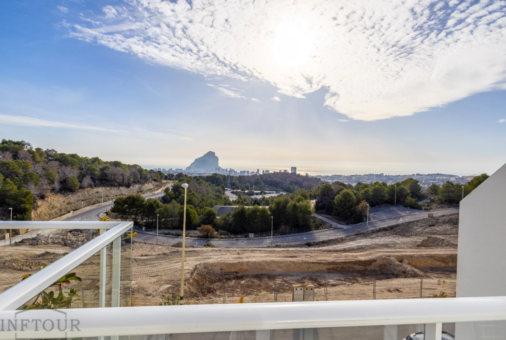 Piso en Calpe con vistas al mar y piscina – 2 dormitorios, terraza y parking