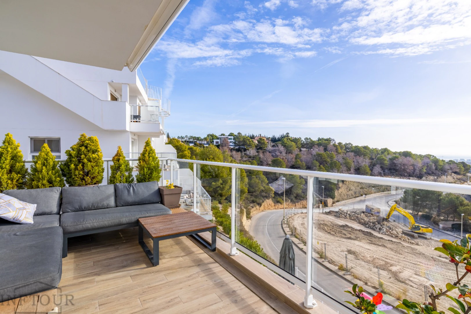 Piso en Calpe con vistas al mar y piscina – 2 dormitorios, terraza y parking