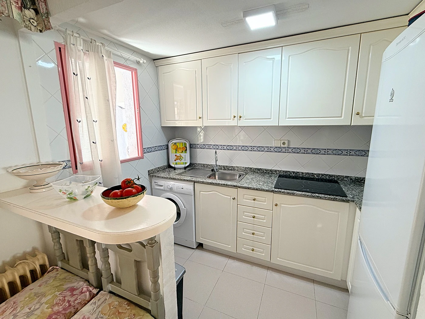 Apartamento en Primera Línea de Playa en Calpe con Vistas al Mar y Parking Incluido