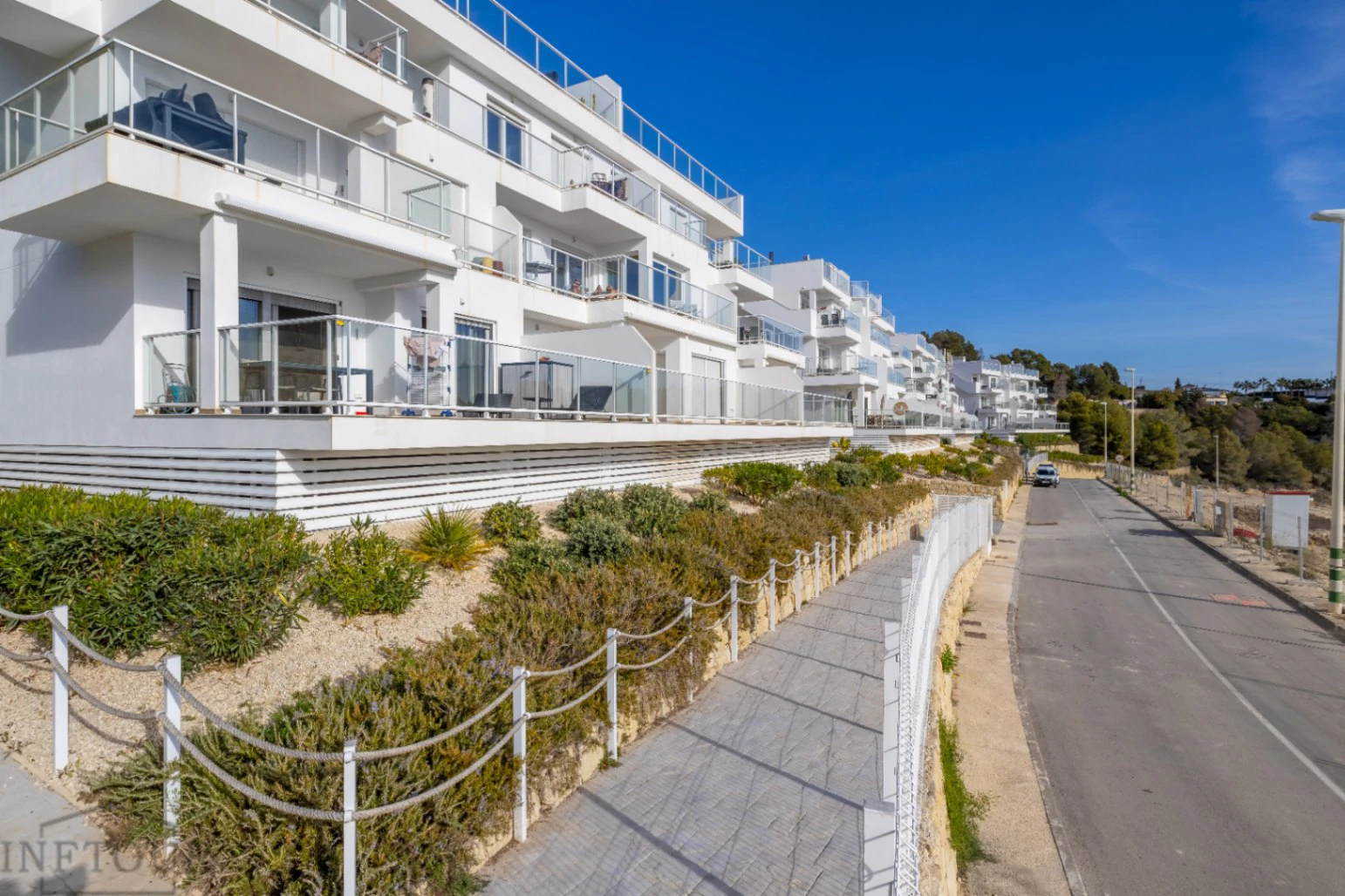 Piso en Calpe con vistas al mar y piscina – 2 dormitorios, terraza y parking
