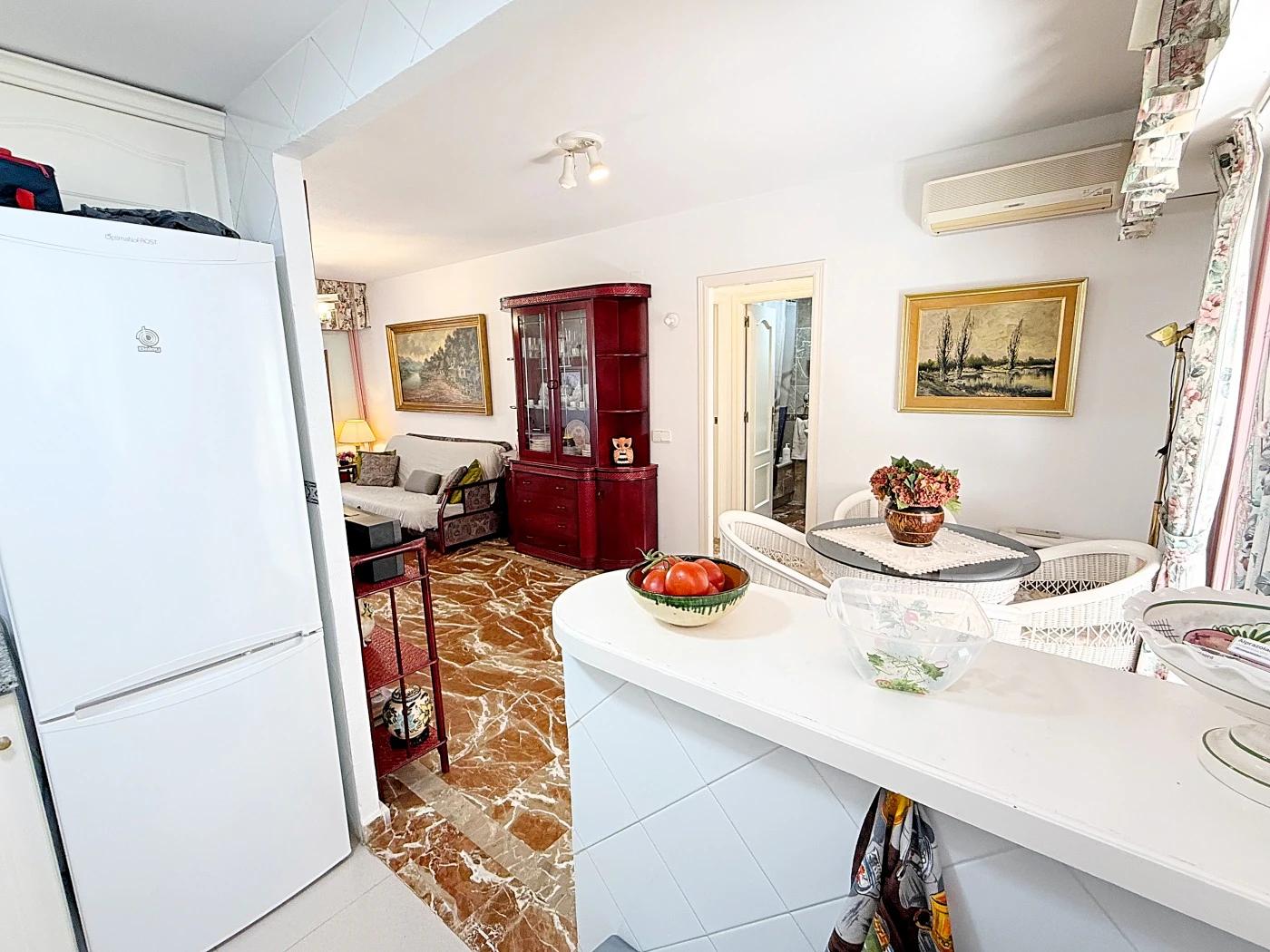 Apartamento en Primera Línea de Playa en Calpe con Vistas al Mar y Parking Incluido