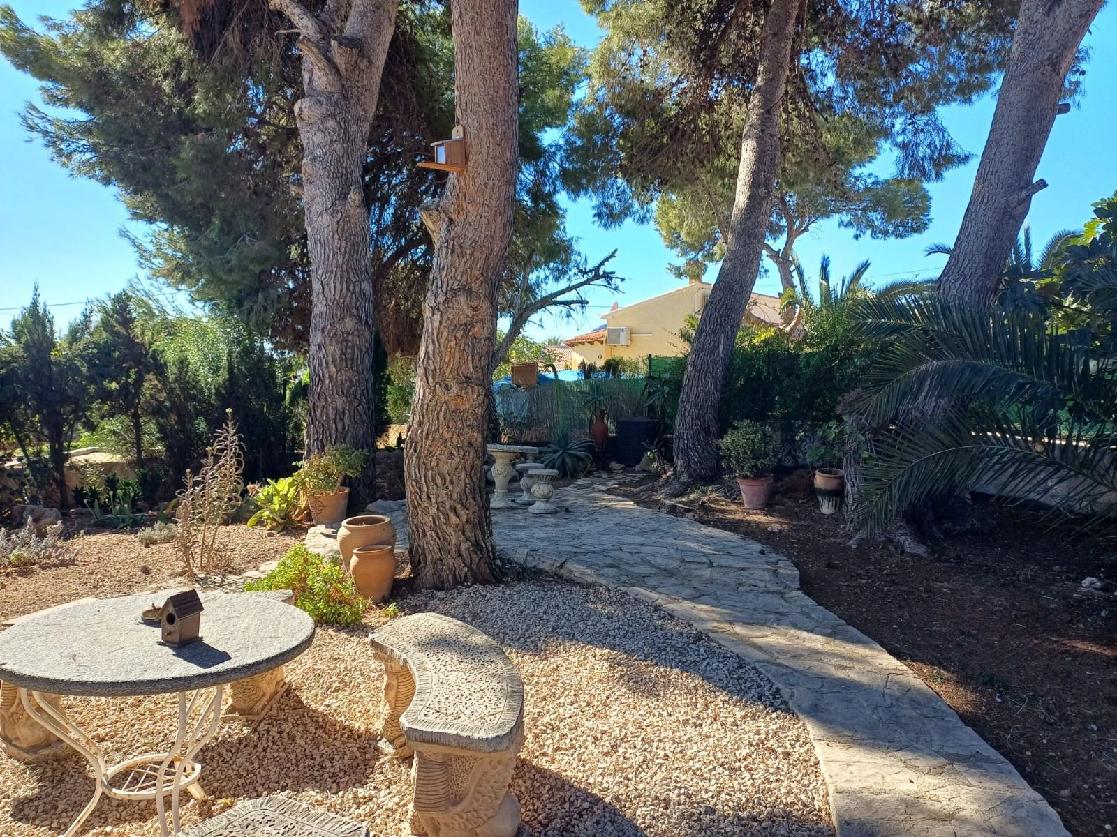 Villa situada a un paso de la playa Arenal con jardín