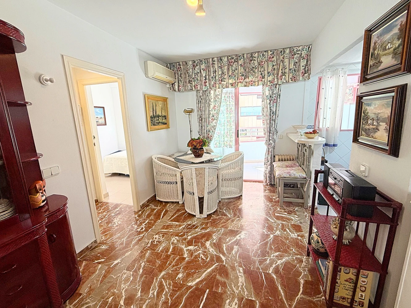 Apartamento en Primera Línea de Playa en Calpe con Vistas al Mar y Parking Incluido