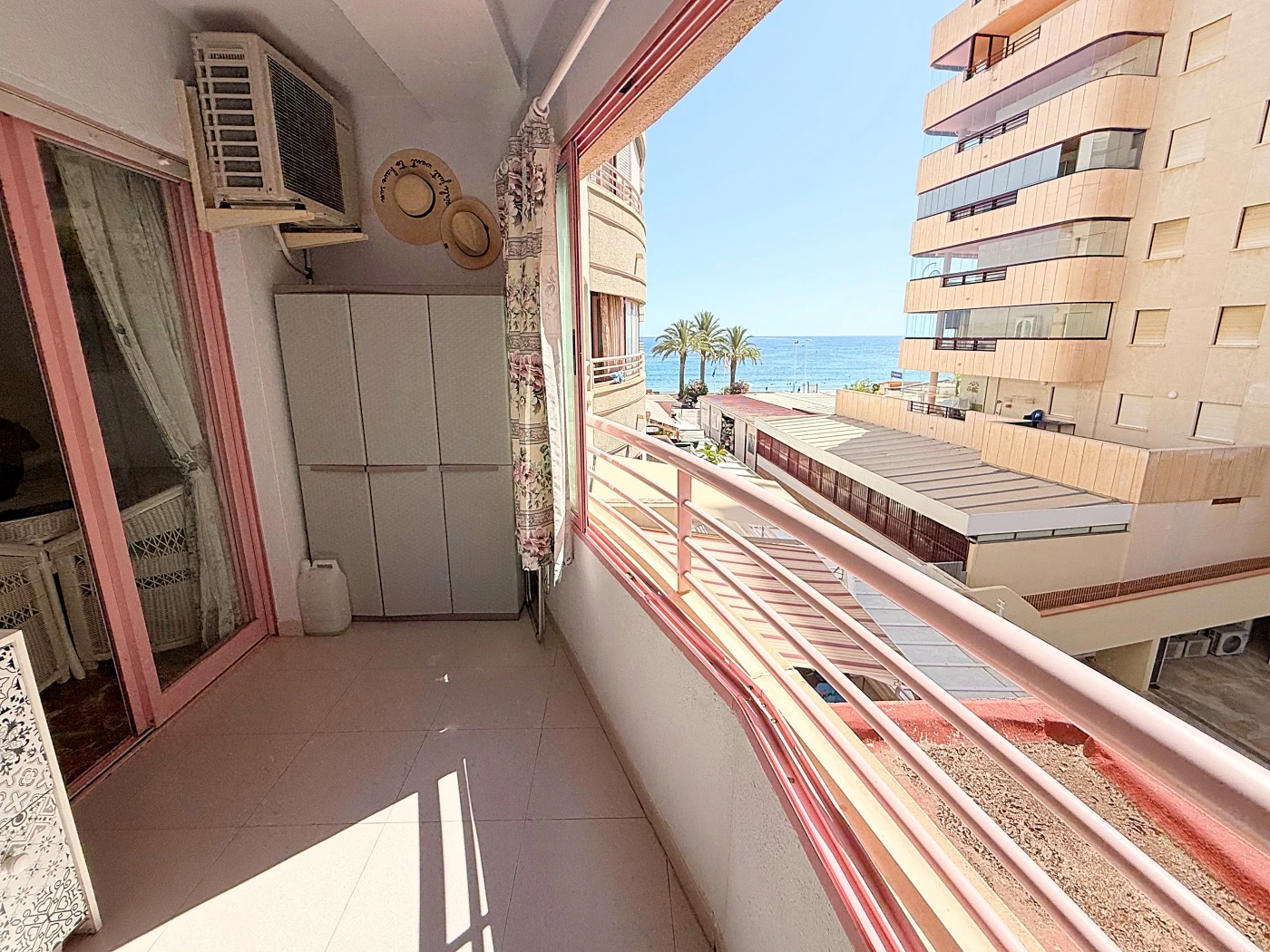 Apartamento en Primera Línea de Playa en Calpe con Vistas al Mar y Parking Incluido