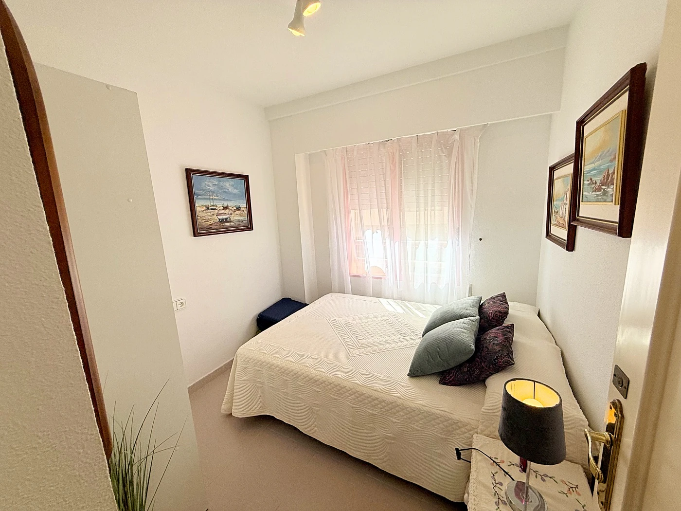 Apartamento en Primera Línea de Playa en Calpe con Vistas al Mar y Parking Incluido
