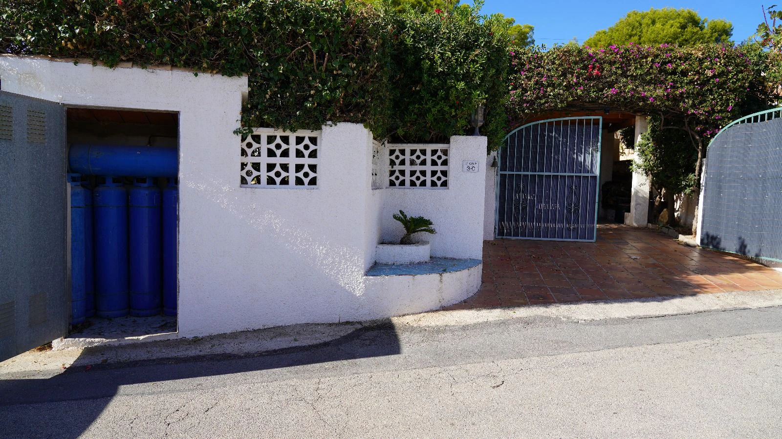 Villa situada a un paso de la playa Arenal con jardín
