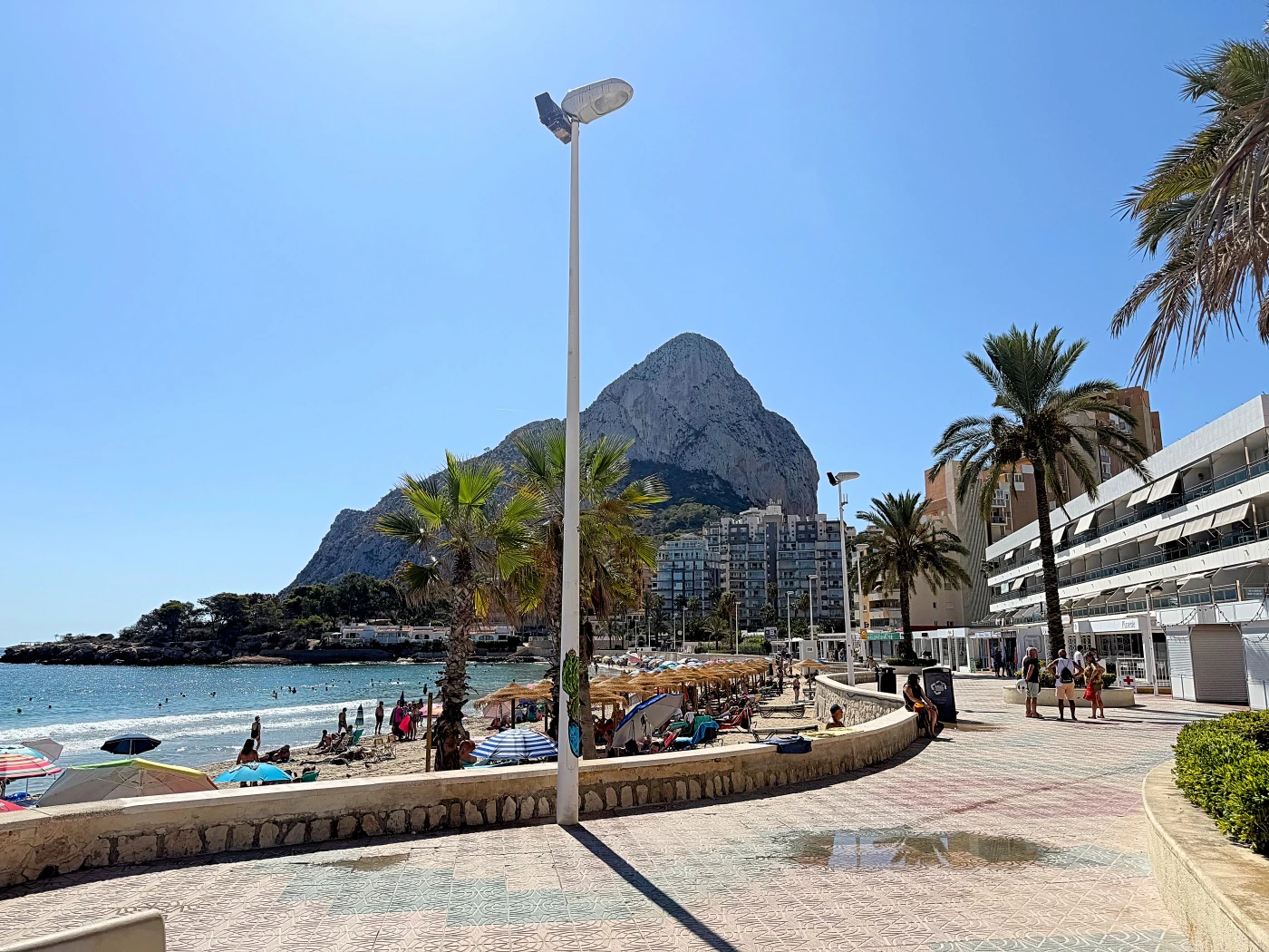 Apartamento en Primera Línea de Playa en Calpe con Vistas al Mar y Parking Incluido