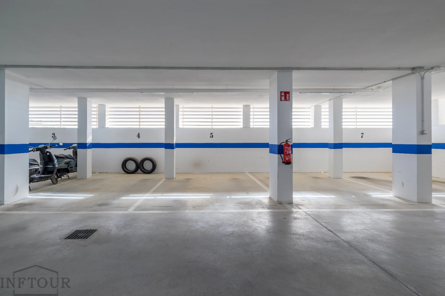 Piso en Calpe con vistas al mar y piscina – 2 dormitorios, terraza y parking