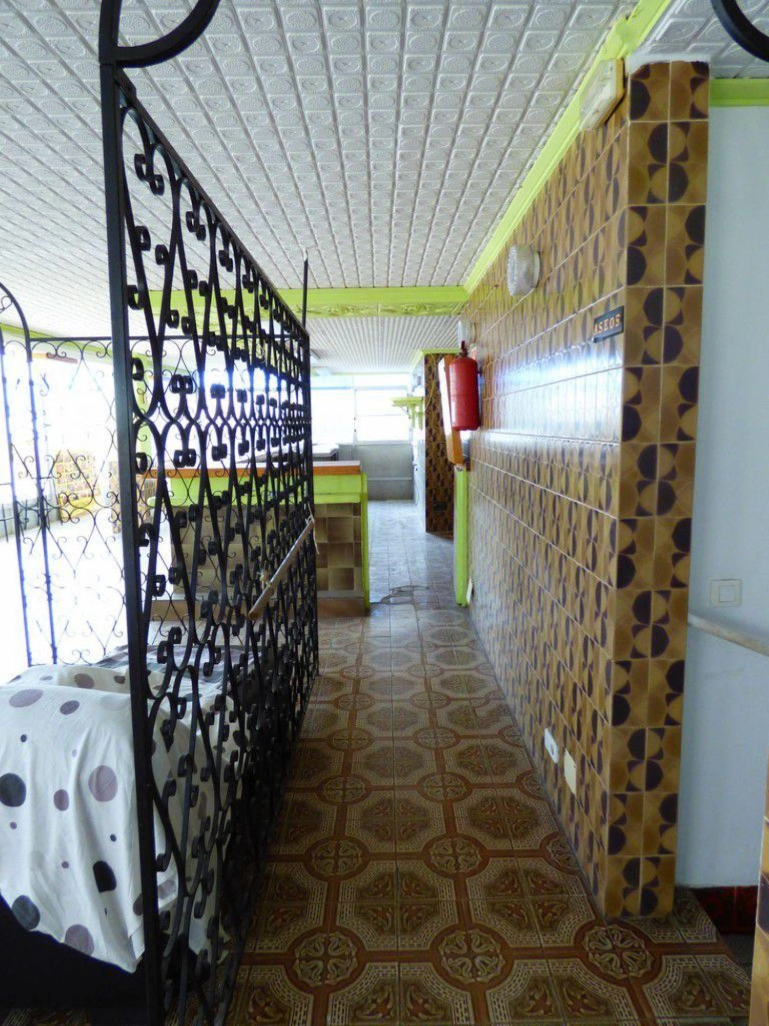 Local comercial muy amplio cerca del puerto.