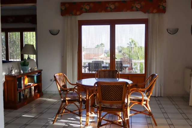 Amplio chalet independiente con 5 dormitorios y piscina en Calpe