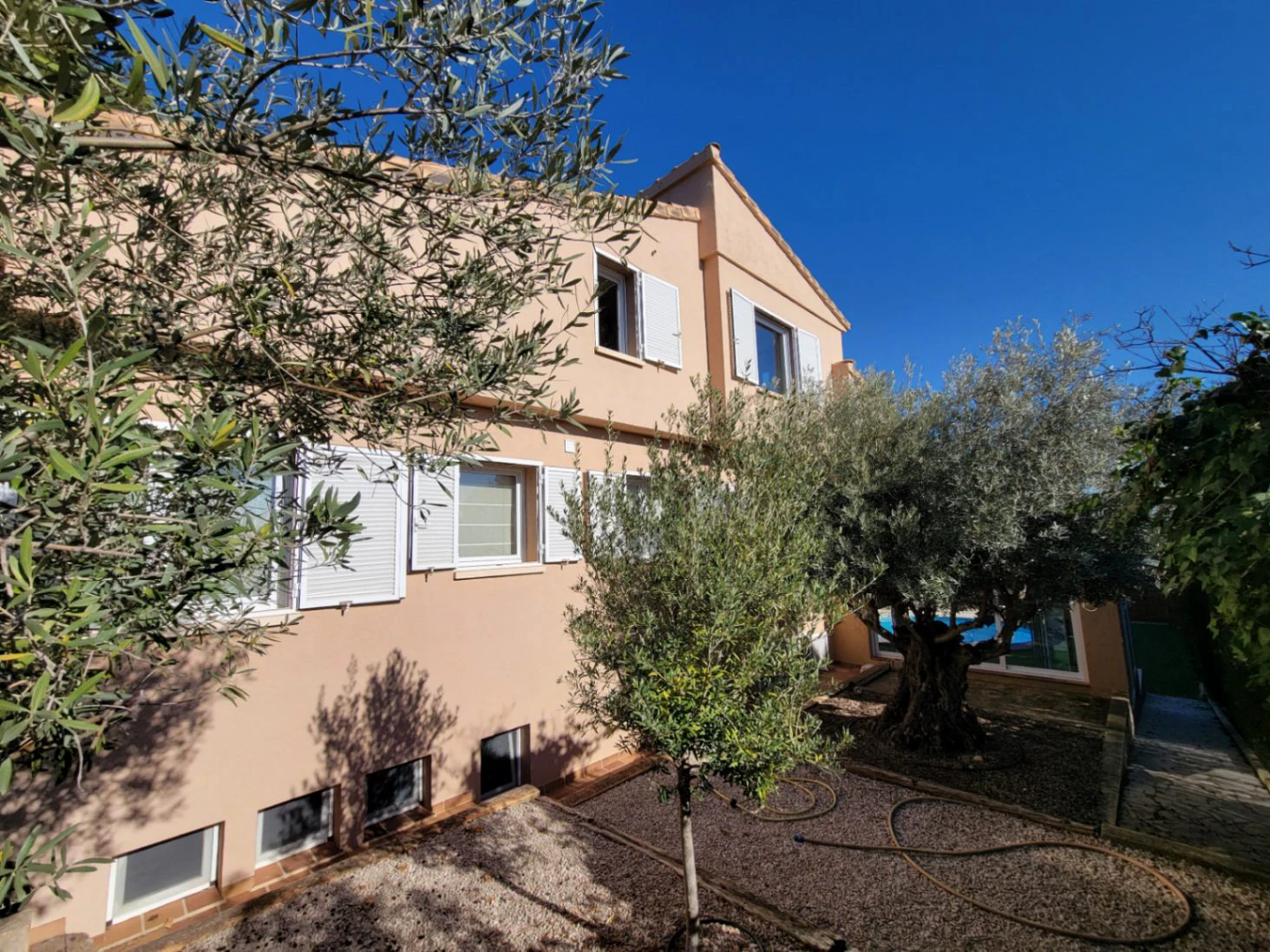 VILLA CON APARTAMENTO DE INVITADOS EN BUENA UBICACION