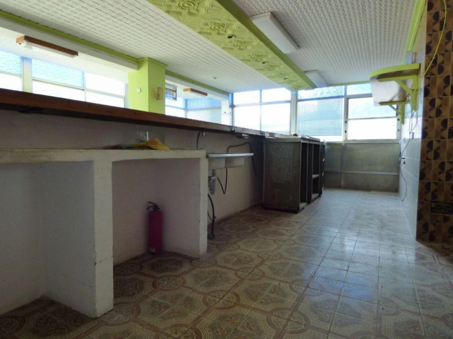 Local comercial muy amplio cerca del puerto.