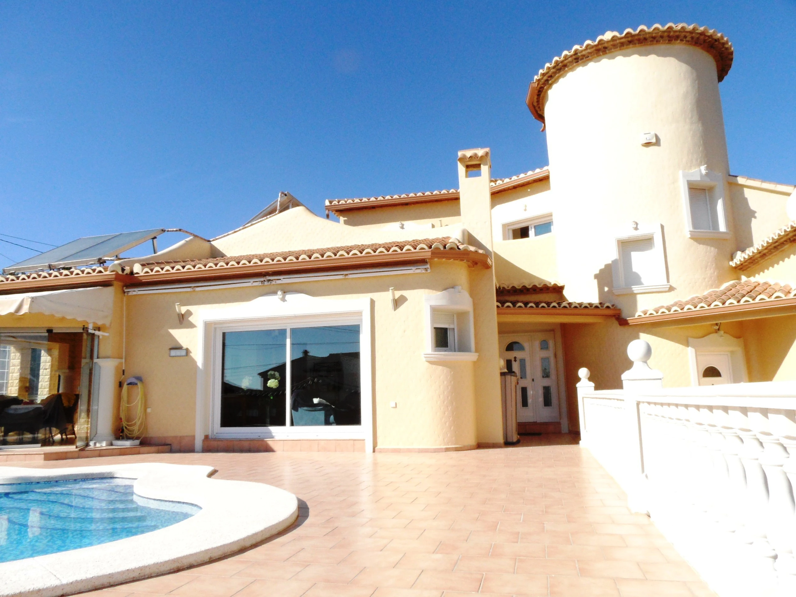 Amplia villa con preciosas vistas.
