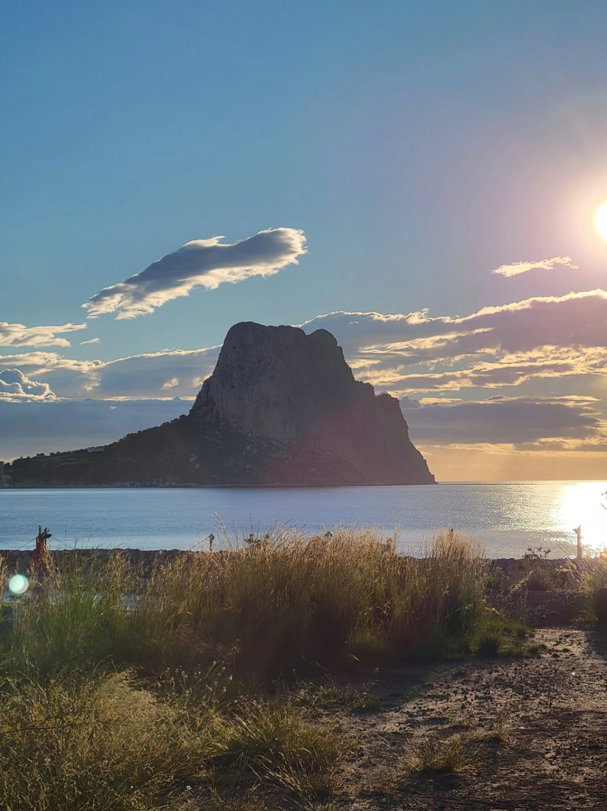 Parcela de gran tamaño con vistas al mar.