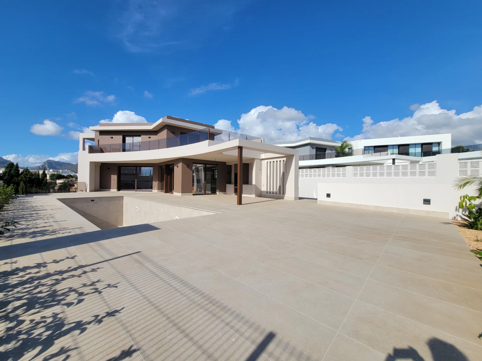 VILLA DE NUEVA CONSTRUCCION CERCA DE TODOS LOS SERVICIOS