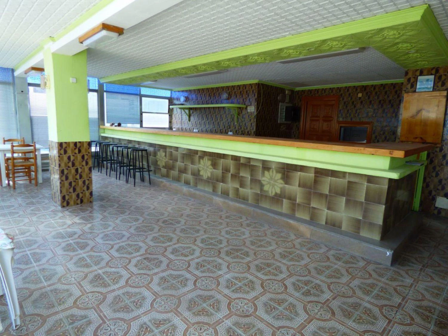 Local comercial muy amplio cerca del puerto.