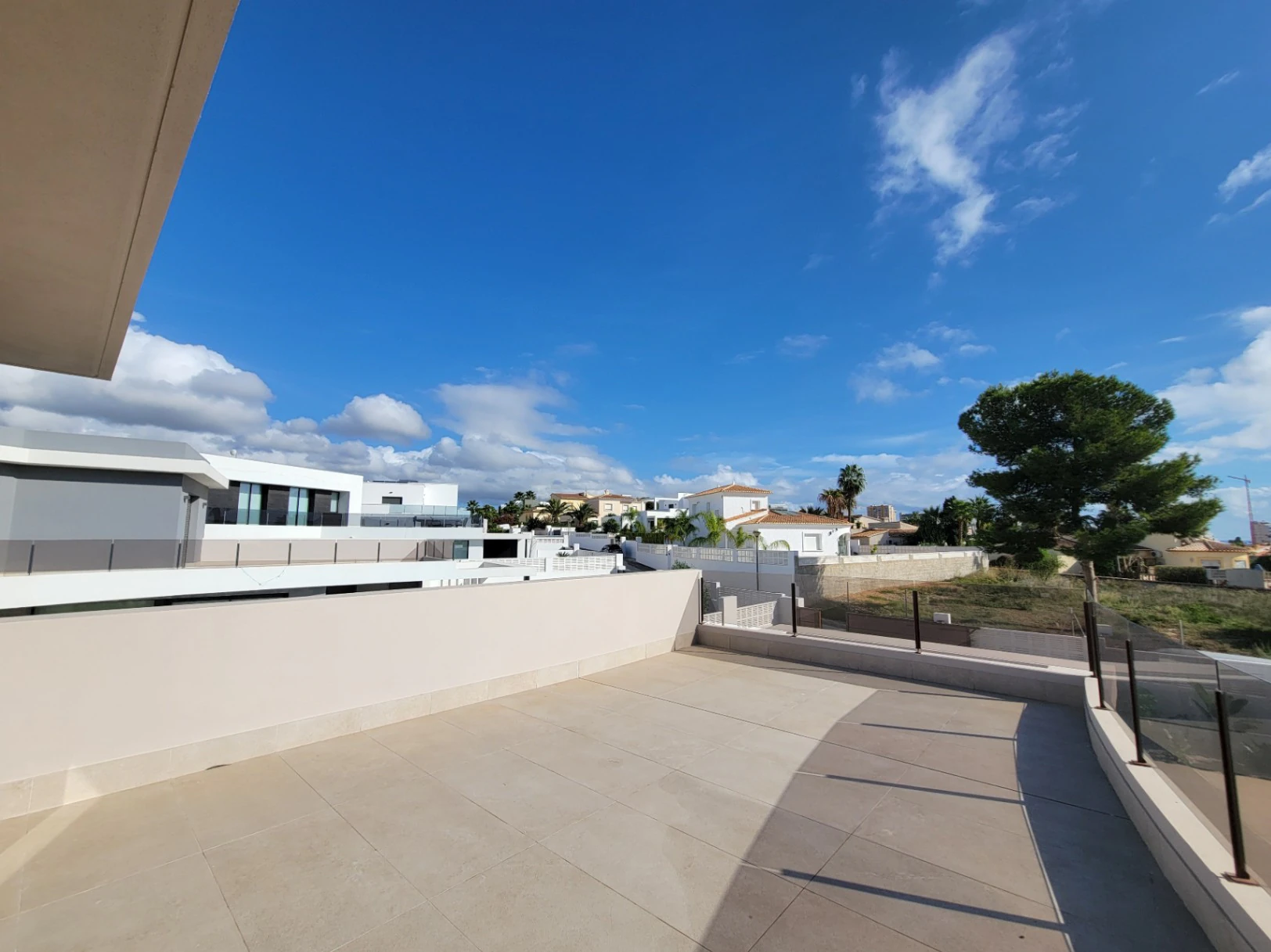 VILLA DE NUEVA CONSTRUCCION CERCA DE TODOS LOS SERVICIOS