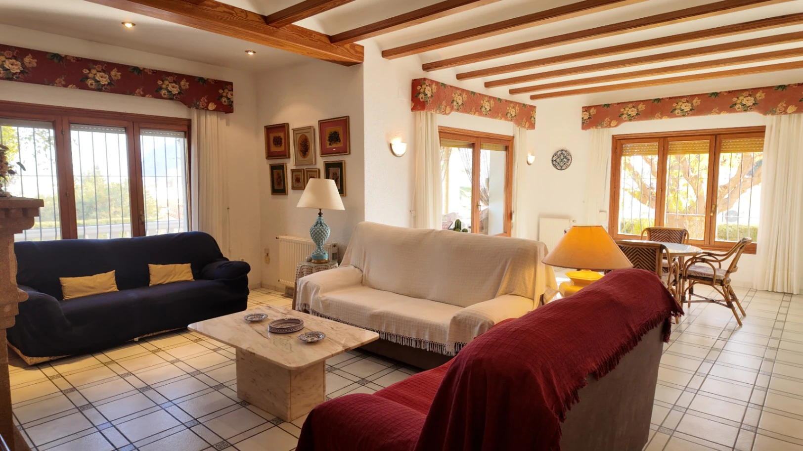 Amplio chalet independiente con 5 dormitorios y piscina en Calpe