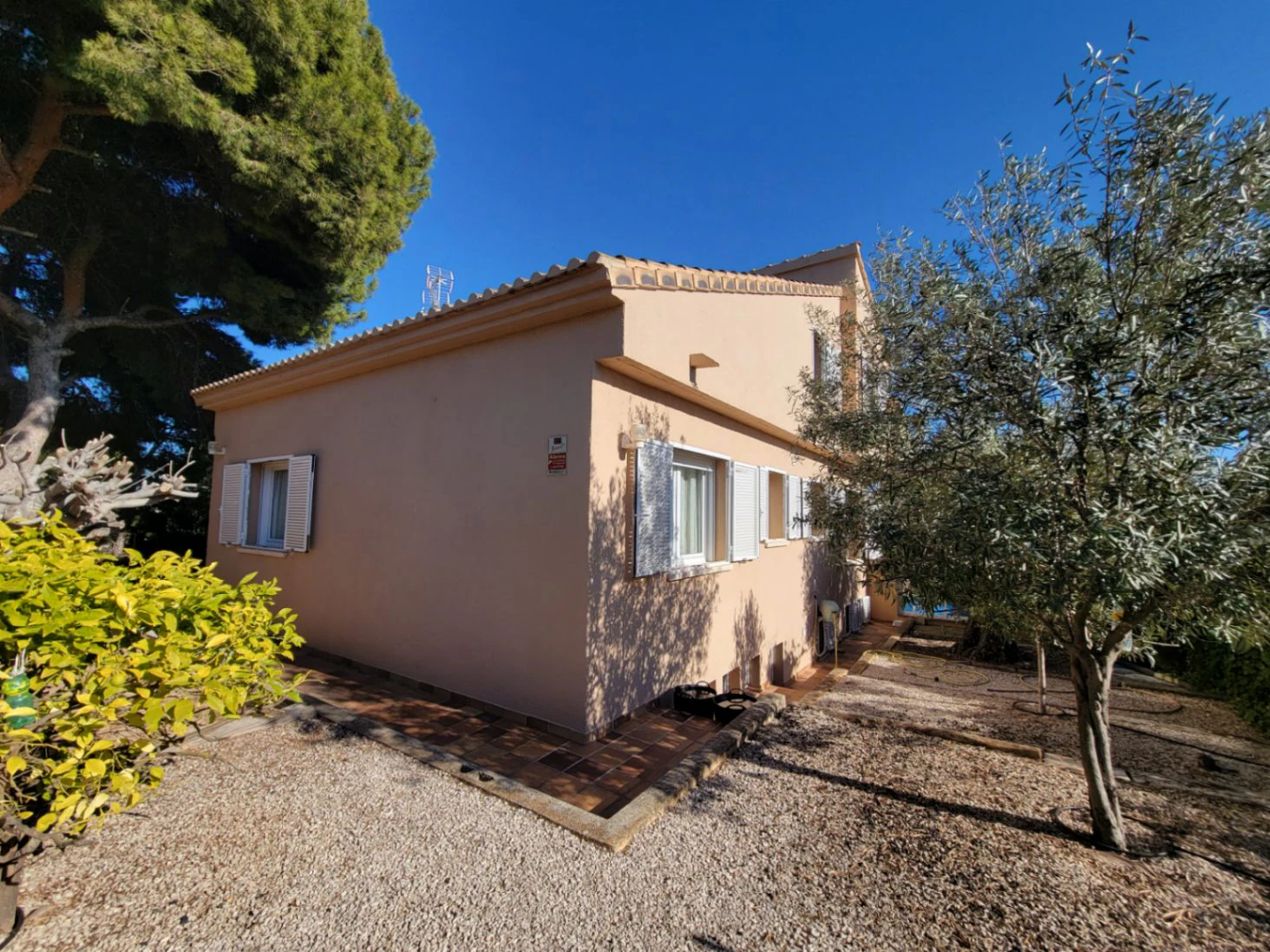 VILLA CON APARTAMENTO DE INVITADOS EN BUENA UBICACION