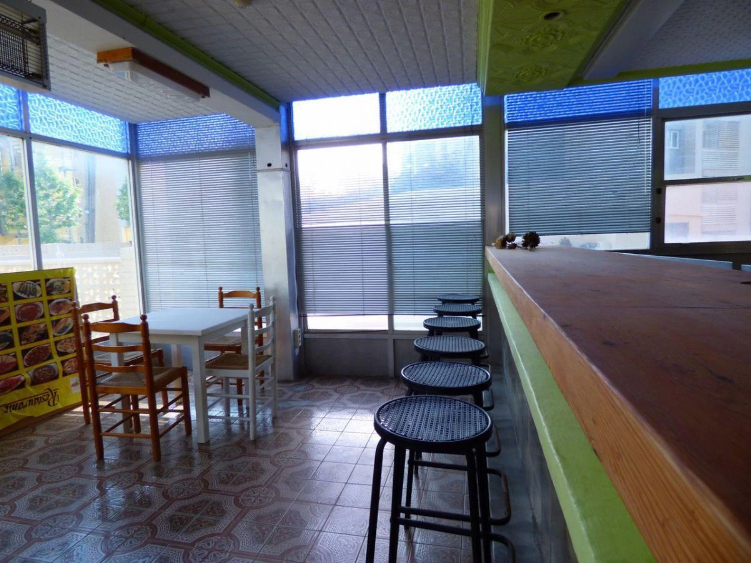 Local comercial muy amplio cerca del puerto.