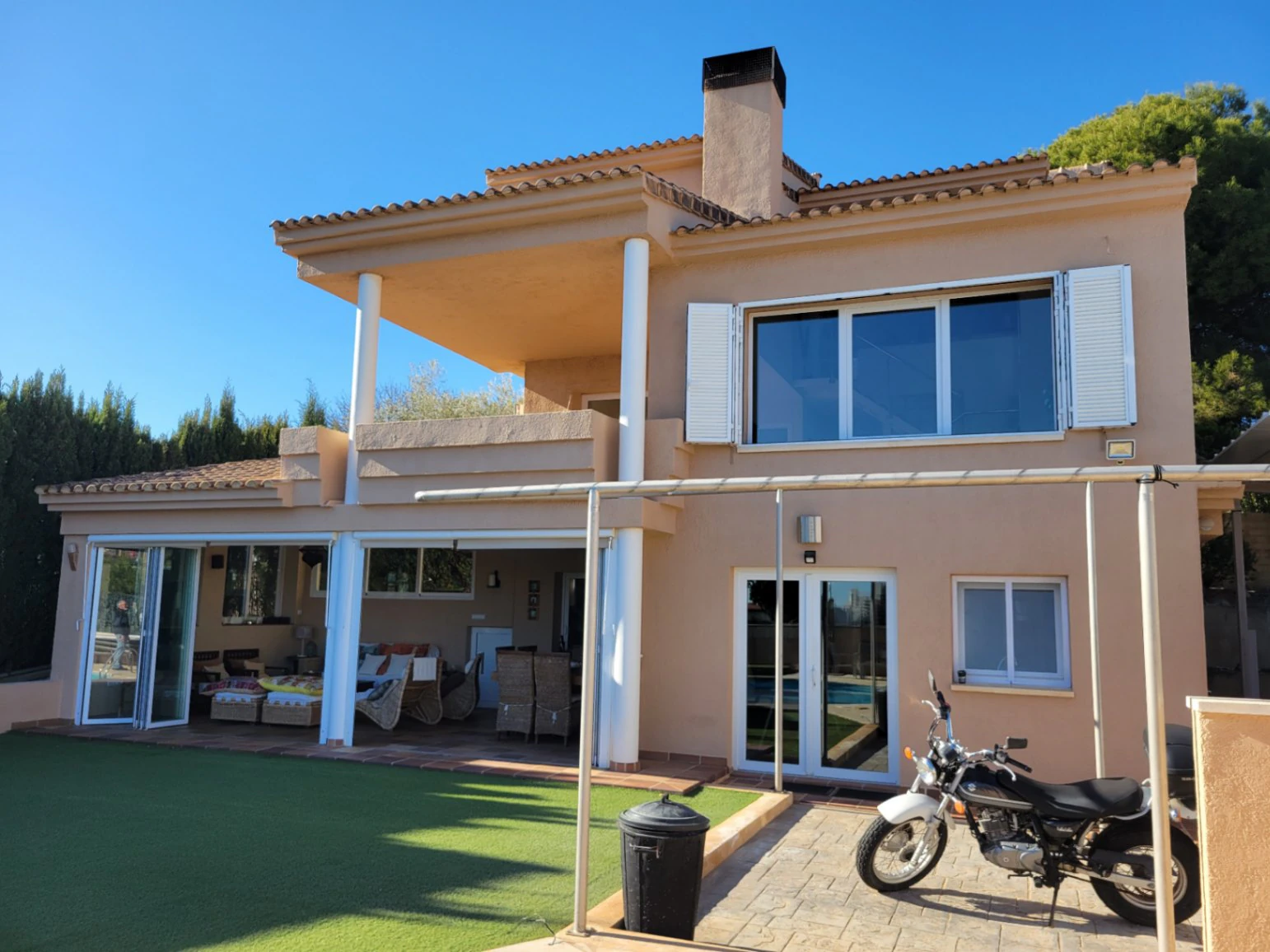 VILLA CON APARTAMENTO DE INVITADOS EN BUENA UBICACION